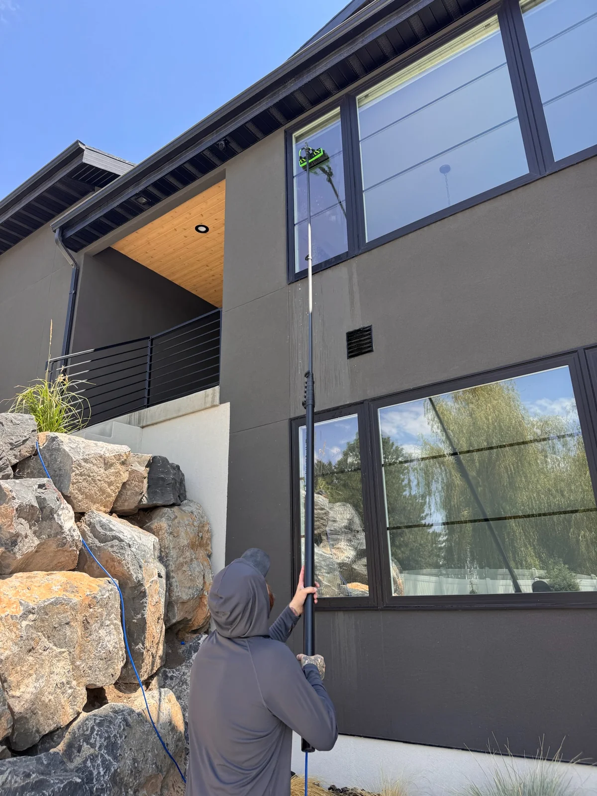 Water-fed pole cleaning on a modern home